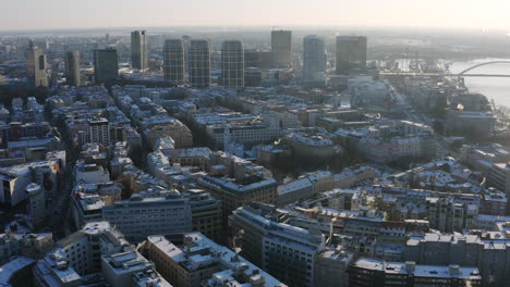 amplio panorama aéreo de bratislava en la soleada mañana de invierno cubierta de nieve, edificios de gran altura en el fondo