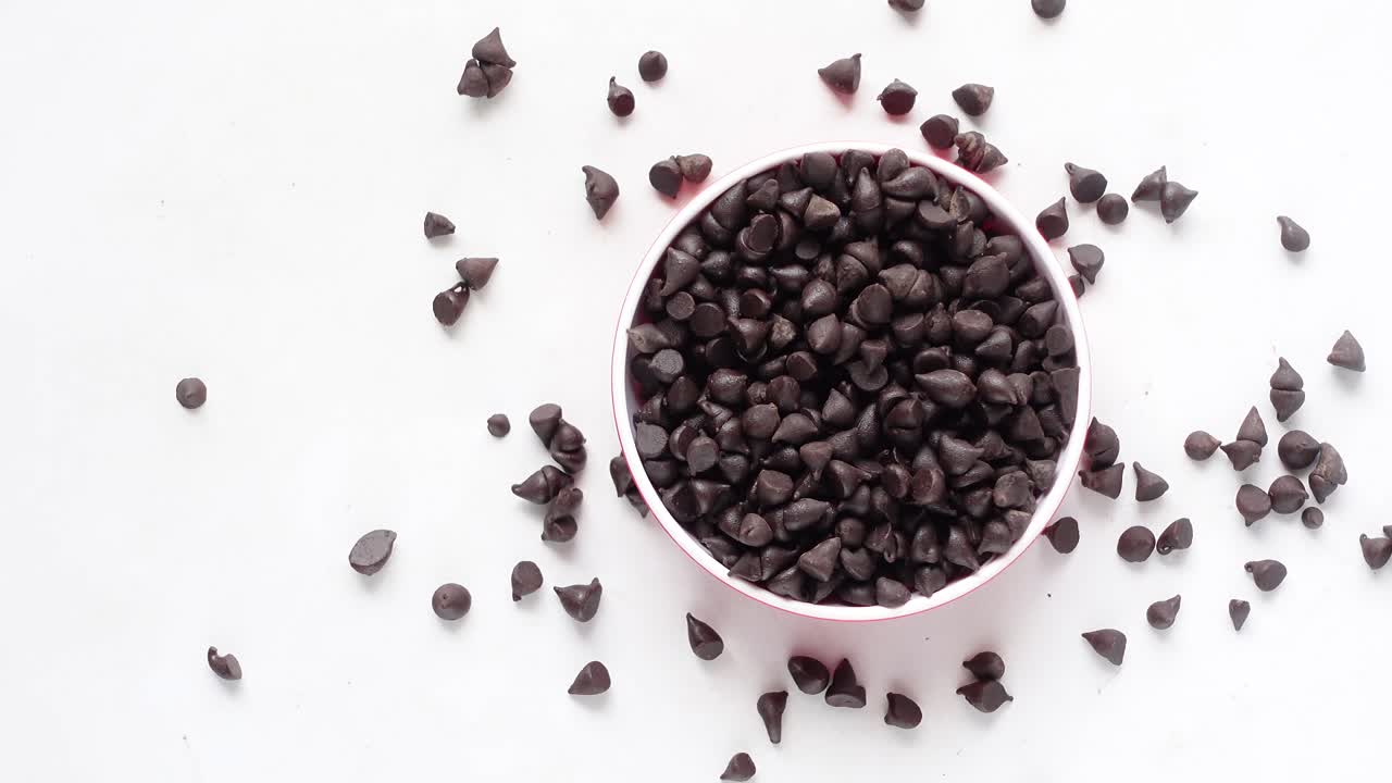 Gocce di cioccolato in una ciotola rosa