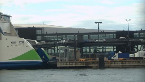 tráfico de vehículos cargados en un gran ferry comercial en el puerto de helsinki