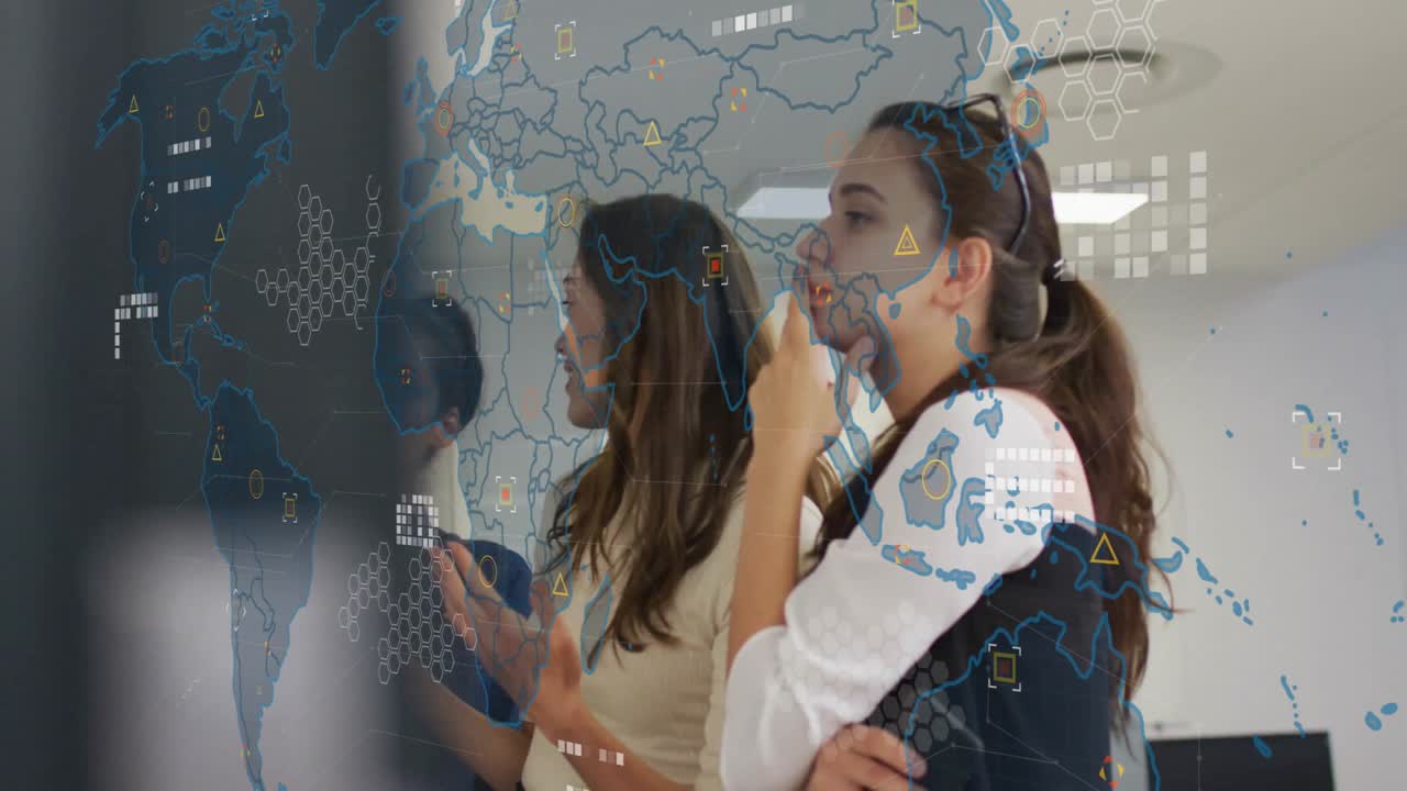 Tres profesionales inclinados sobre una pantalla, analizando un mapa mundial de negocios con iconos de datos animados.