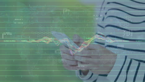 animación del procesamiento de datos financieros en el mapa del mundo contra la sección media de la mujer que utiliza el teléfono inteligente.
