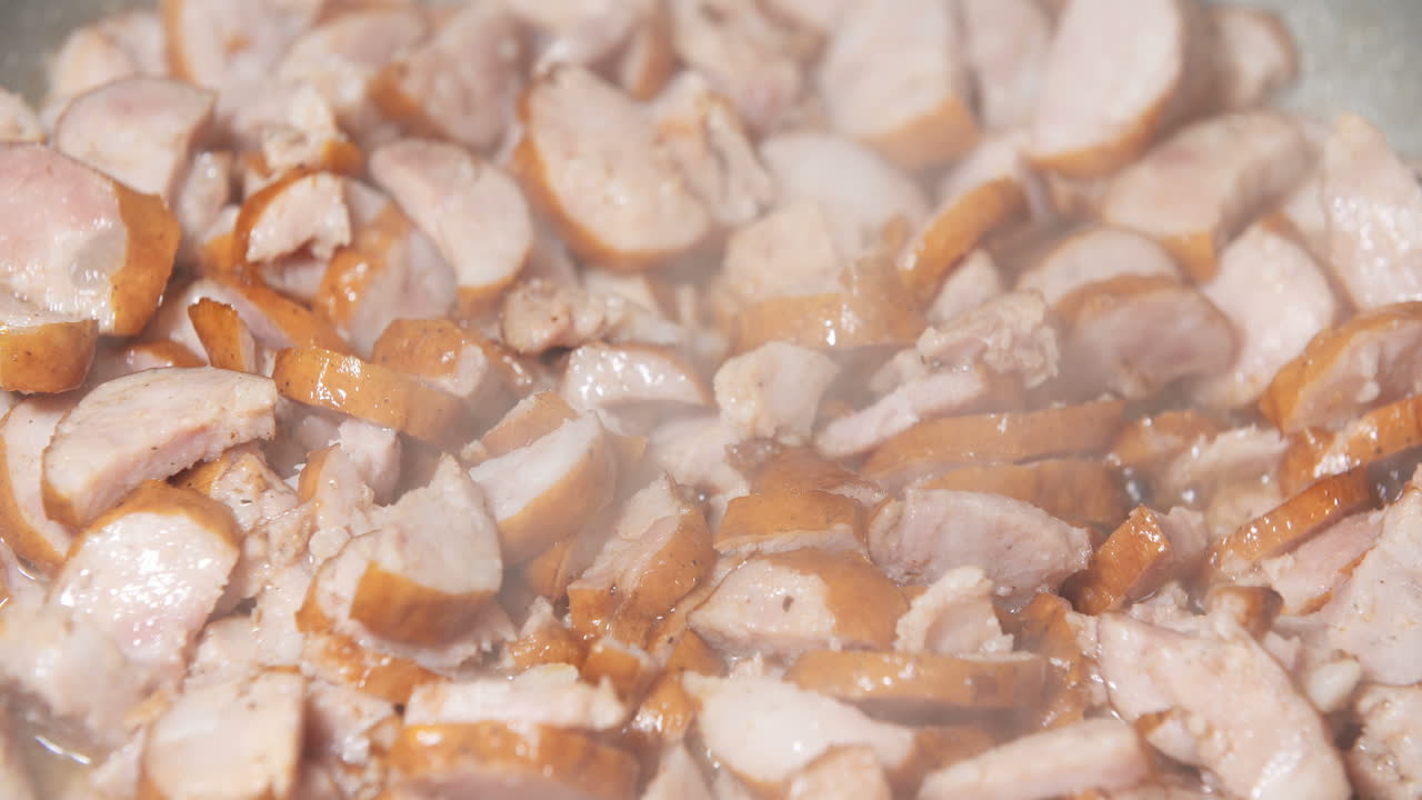 팬에 소시지 조각 튀김