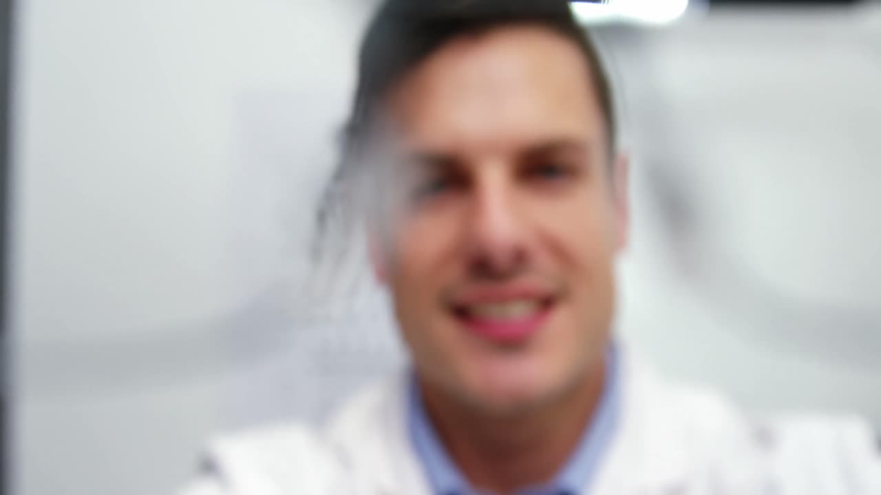 미소 짓는 안경을 들고 있는 안경사