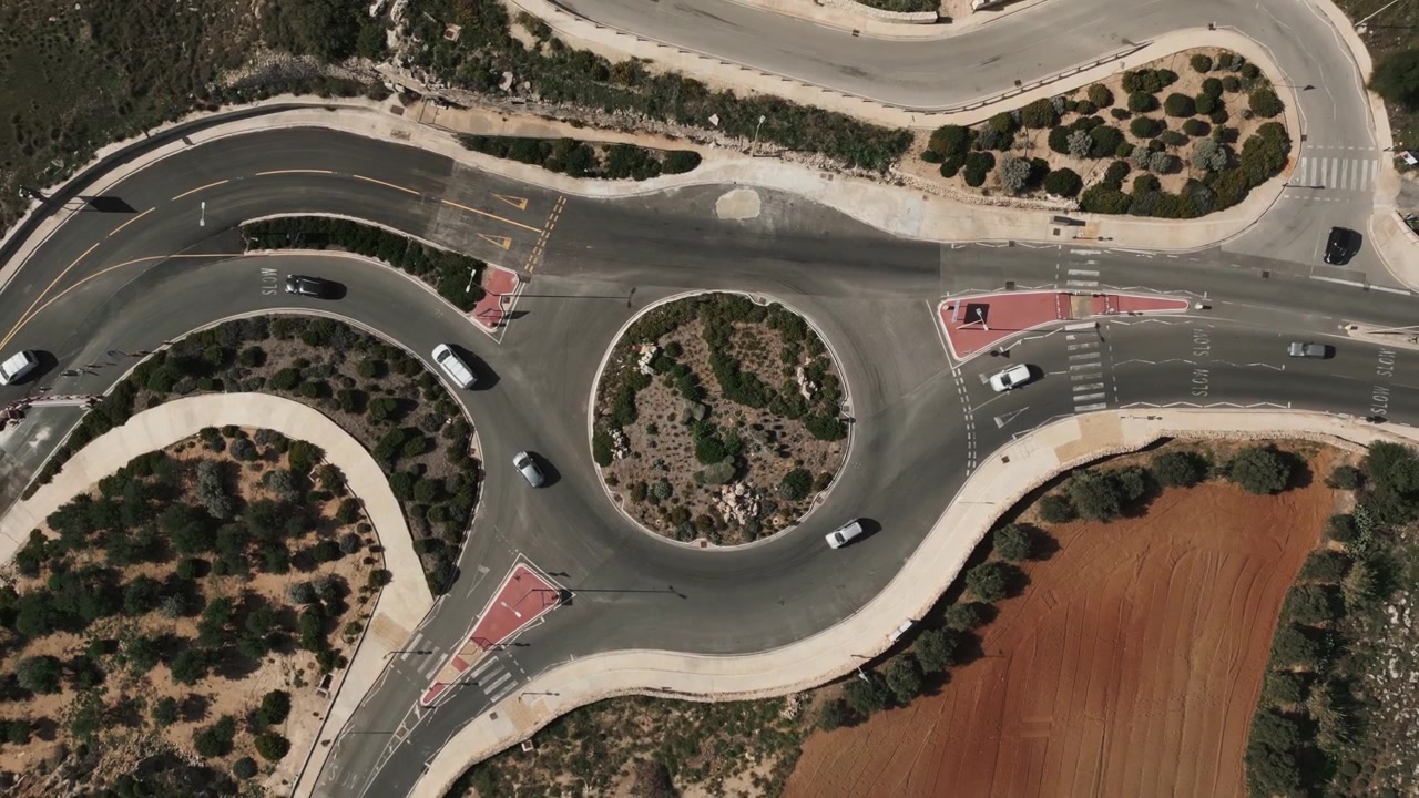 Droneoptagelse ovenfra af en rundkørsel på Malta