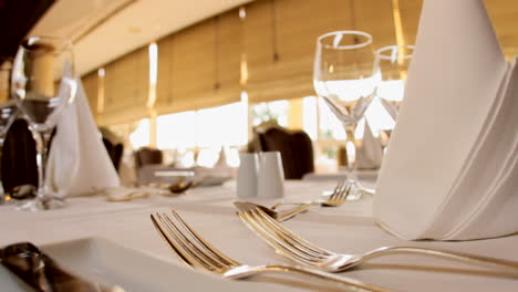 Slow-zoom-in-on-cutlery-on-a-fancy-restaurant