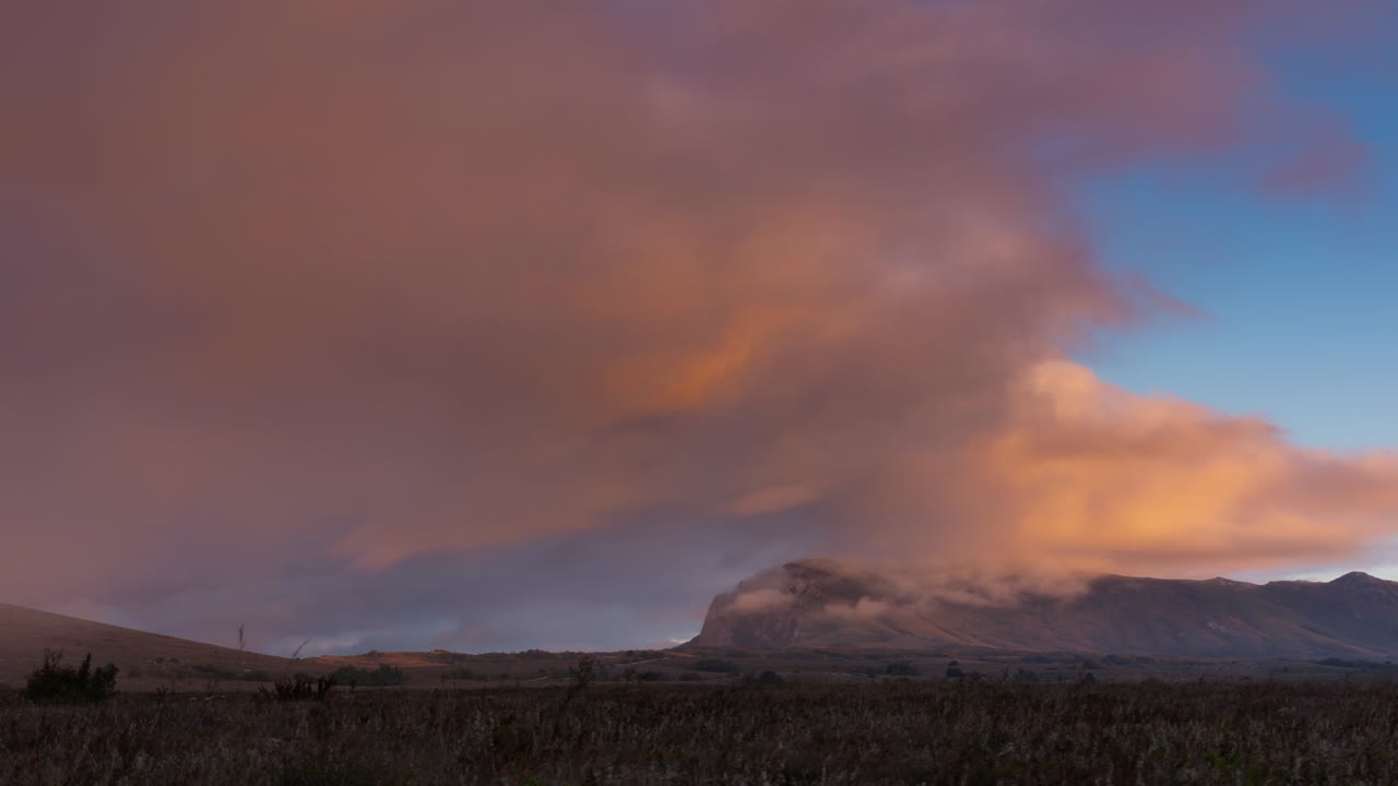 타임스 해가 지는 구름 산