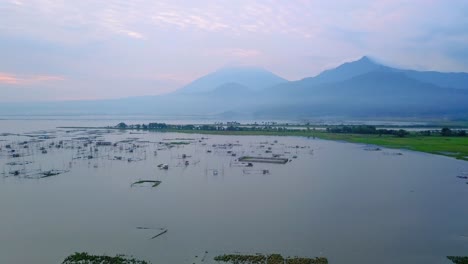 Lago-Con-Jaula-De-Peces-En-El-Cielo-Del-Amanecer