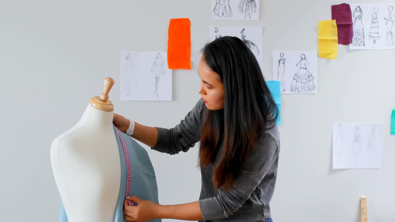 diseñador de moda midiendo la tela en modistas modelo 4k
