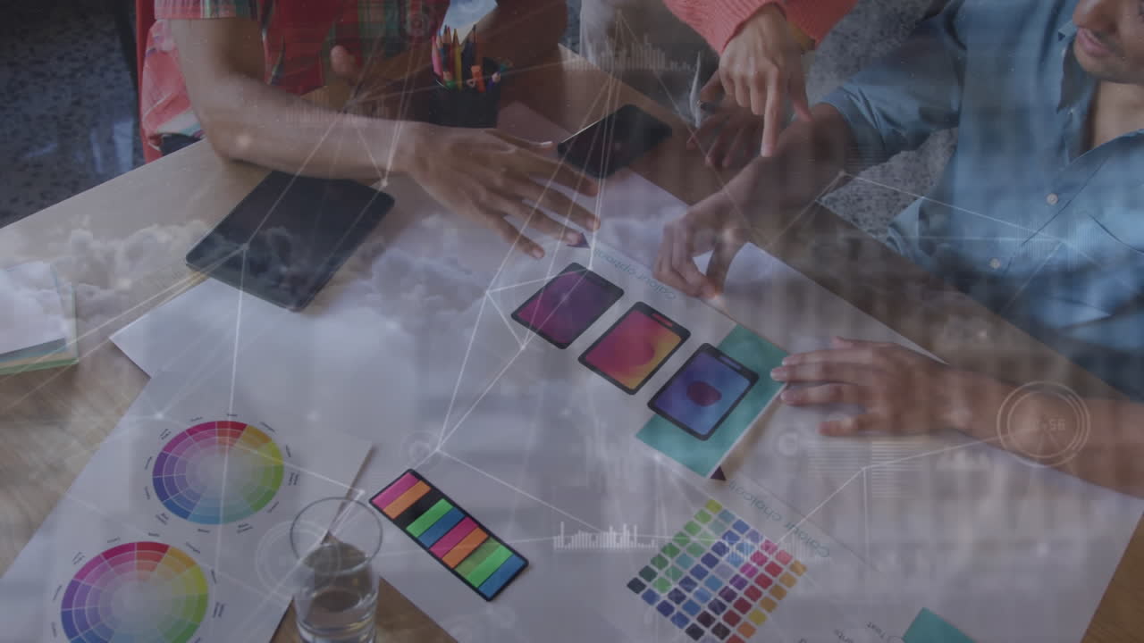 animación de la red de conexiones entre diversas personas de negocios en la oficina