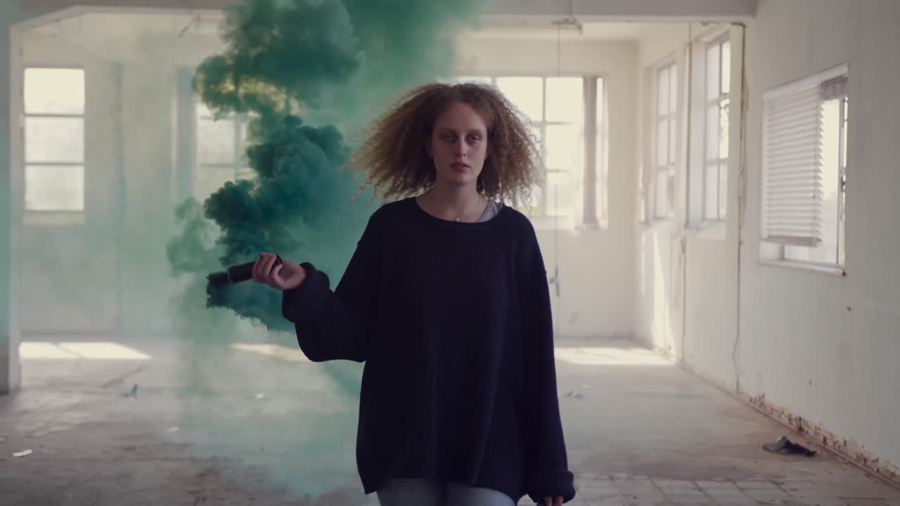 mujer joven de moda en un almacén abandonado