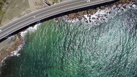 toma aérea de drones del puente del acantilado marino y el agua
