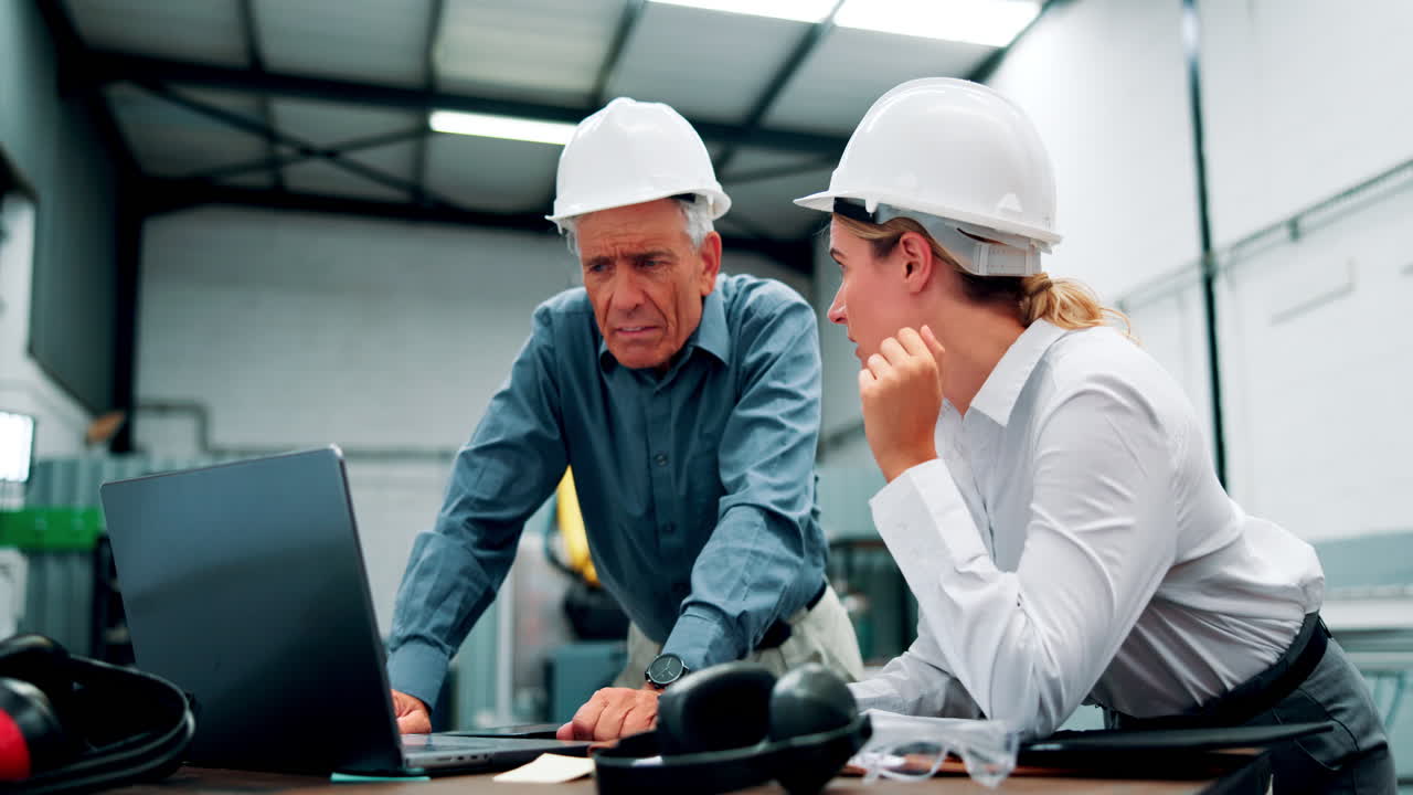 trabajadores de la fábrica en la reunión
