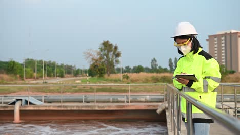 ingenieros ambientales trabajan en plantas de tratamiento de aguas residuales