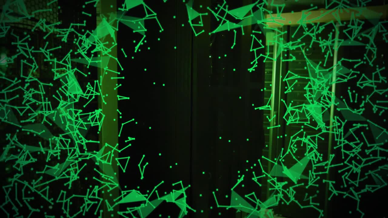 Video verticale: una sovrapposizione verde che si espande provoca l'apertura a sipario in un corridoio di server, mostrando i rack.