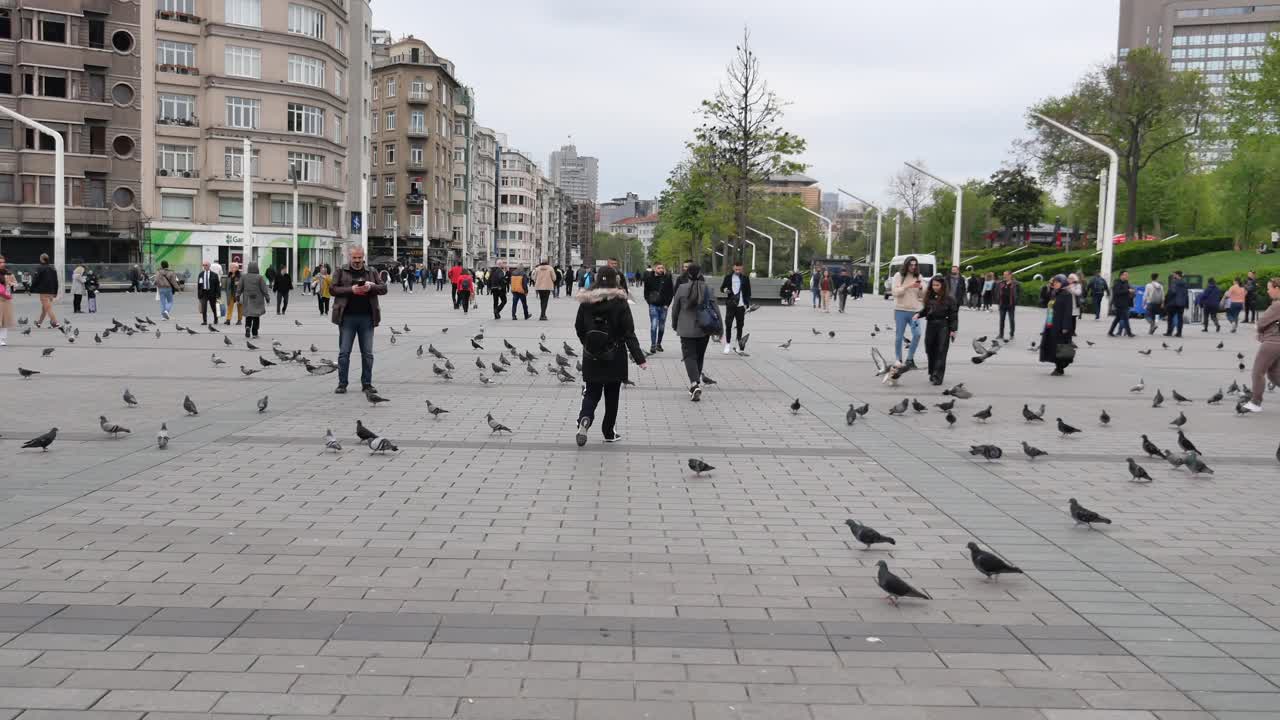 Gente che cammina per una strada della città