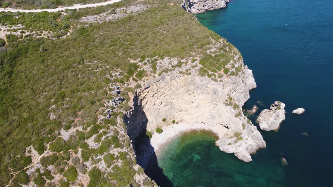 un sobrevuelo sobre una playa en forma de media luna en portugal