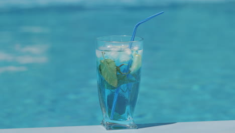 cóctel azul junto a la piscina