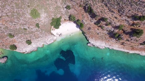 Von-Oben-Zurückziehende-Drohnenaufnahme-Der-Küste-Von-Agriosiko-Beach,-Einem-Geheimen-Zufluchtsort-In-Kefalonia,-Auf-Den-Ionischen-Inseln-Vor-Der-Küste-Griechenlands-Gelegen