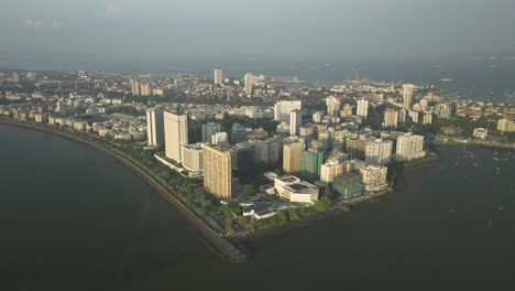 Luftrückzug-Vom-Nariman-Point,-Wolkenkratzern-Der-Unternehmenszentrale-Auf-Der-Halbinsel-Mumbai,-Indien