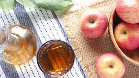 manzanas y sidra de manzana