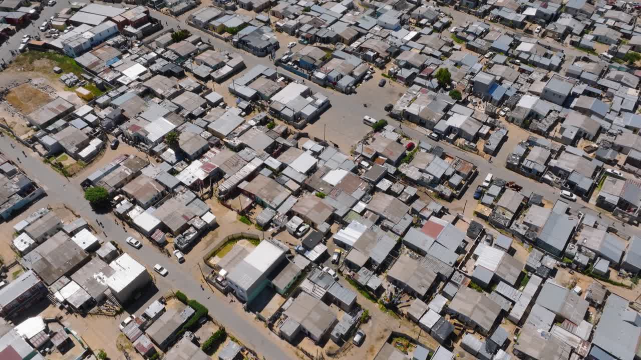 tomada aérea de arriba hacia abajo de viejos edificios y casas en una ciudad pobre de sudáfrica. día soleado en un vecindario densamente poblado.
