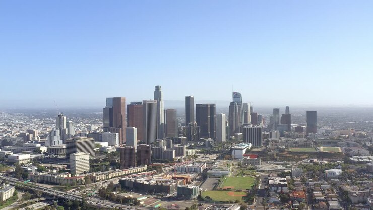Veduta aerea, panorama urbano di Los Angeles, ripresa con drone.