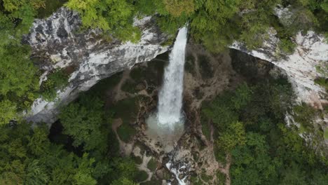 cascada wildenstein en los alpes austríacos vista desde arriba, toma aérea ascendente