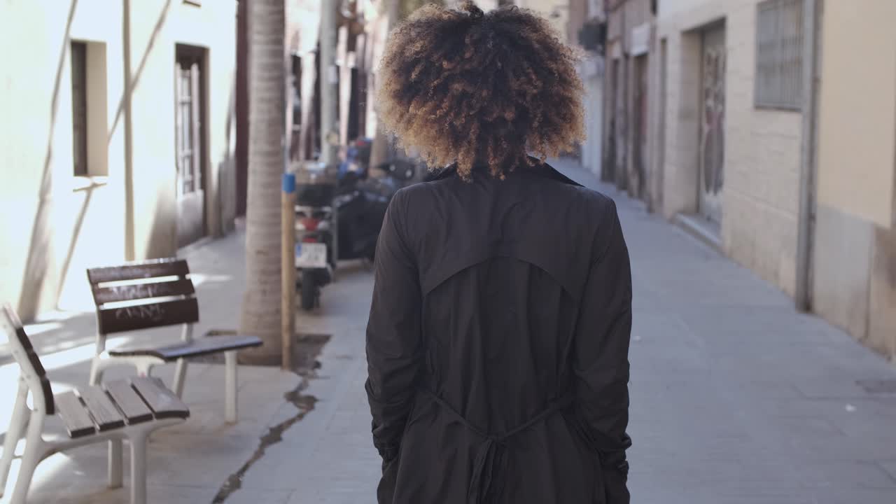 Bellissima donna in cappotto