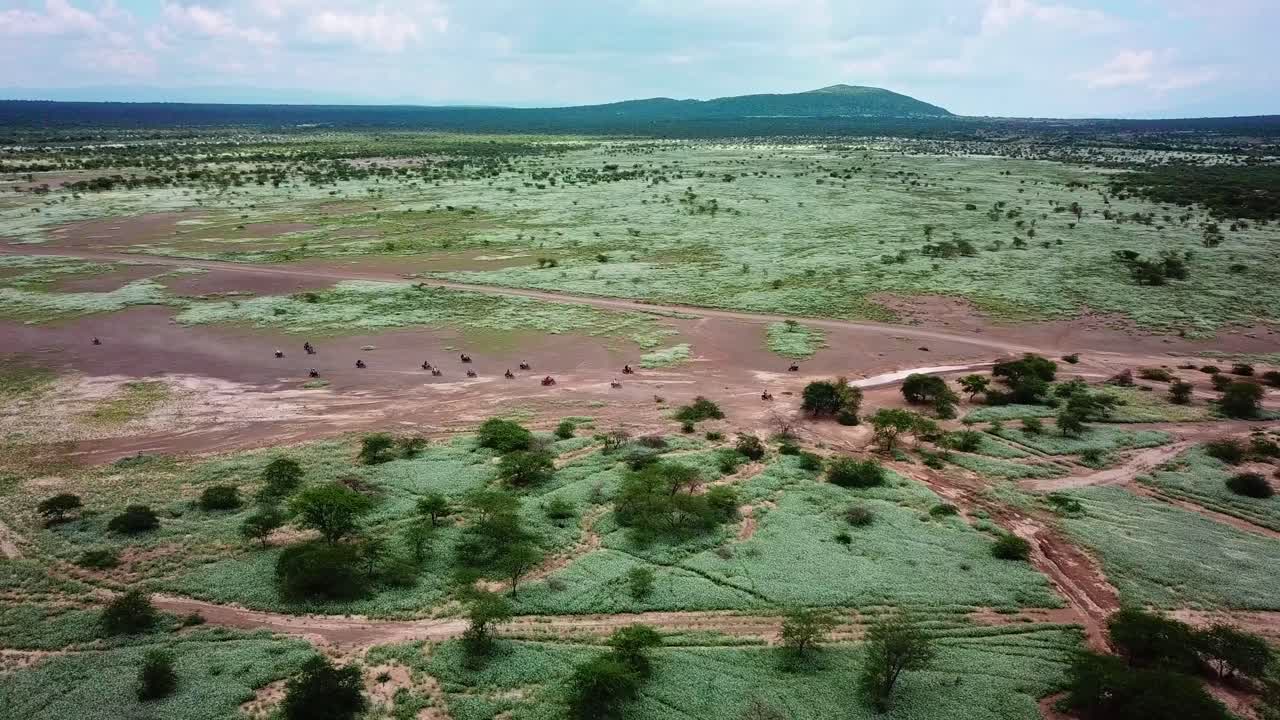 Turister på motorcykler på vej mod Lake Magadi i Kenya - panoramisk luftfoto