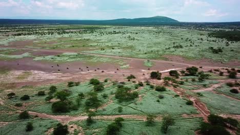 Turistas-Montando-Motocicletas-Viajando-Hacia-El-Lago-Magadi-En-Kenia---Panorámica-Aérea