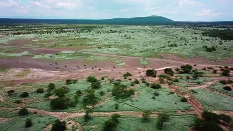 turistas montando motocicletas viajando hacia el lago magadi en kenia - panorámica aérea