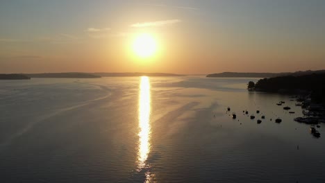lago de ginebra, wisconsin durante la hora dorada