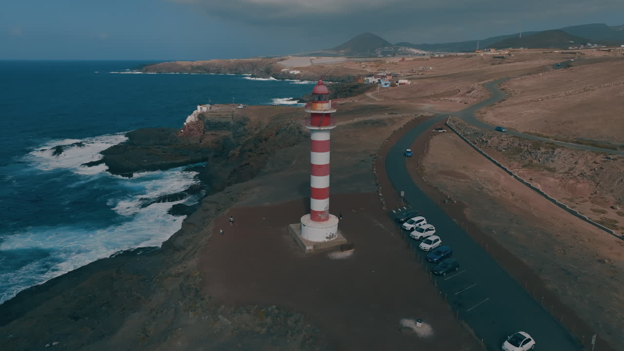 faro de sardina: vista aérea con viaje hacia el hermoso faro y donde se puede ver la costa y las olas