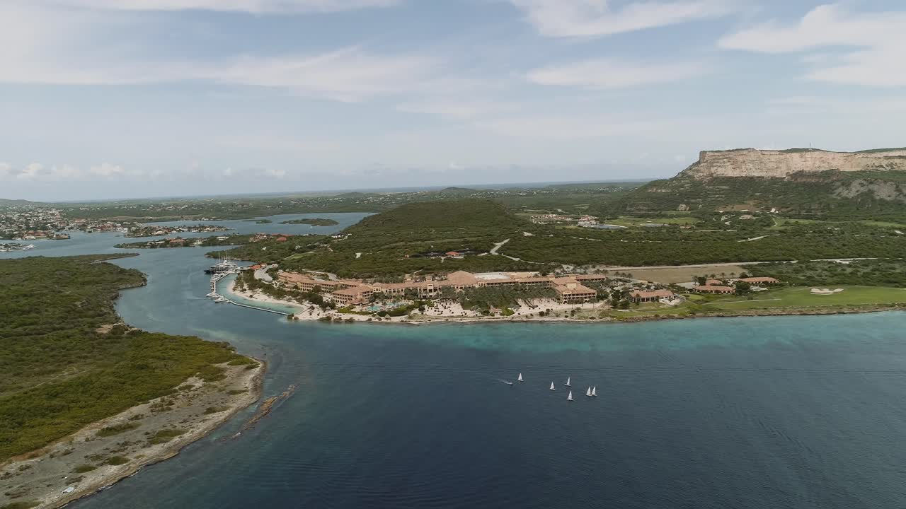 toma aérea a gran altitud de la playa de santa bárbara de una playa privada en la isla caribeña holandesa de curaçao, ubicada en el sureste de la isla