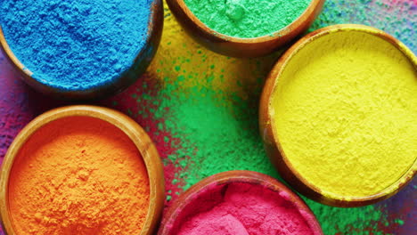 video de primer plano de polvos multicolores en cuencos con espacio de copia en fondo negro