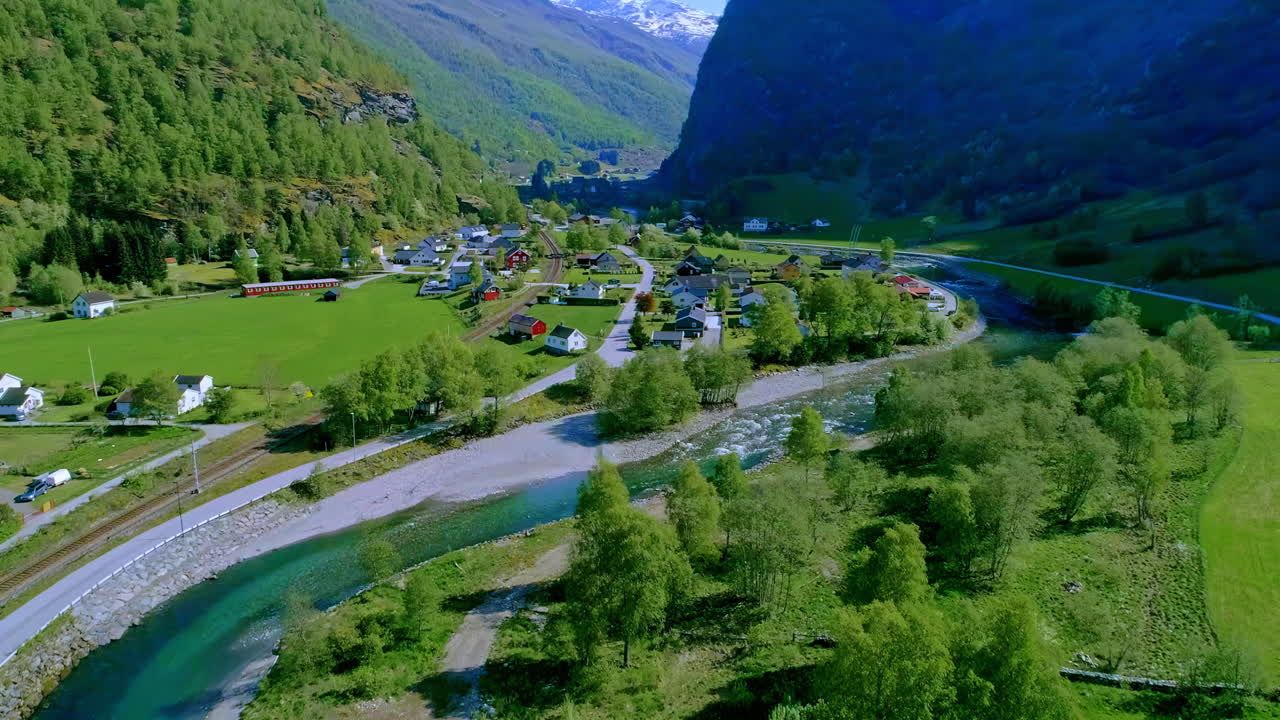 화창한 날, 노르웨이 동안 녹색 산 사이의 마을에서 공중 비행 아름다운 강