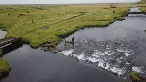Hombre-Pescando-Con-Mosca-Salmón-En-Islandia