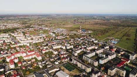 Al-Norte-De-Polonia,-Vista-Aérea-De-Un-Pequeño-Pueblo-Rural-En-El-Campo-Con-Casa-Residencial-En-Condominio-Y-Torre-5g,-Desarrollo-Industrial-Europeo