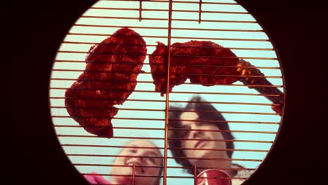 kinderen genieten van een barbecue.