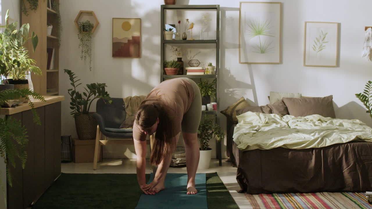 estiramiento de mujer de tamaño plus