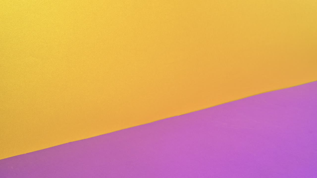 una pila de libros antiguos de tapa dura aparecen y desaparecen en el tema naranja dorado. animación de stop motion