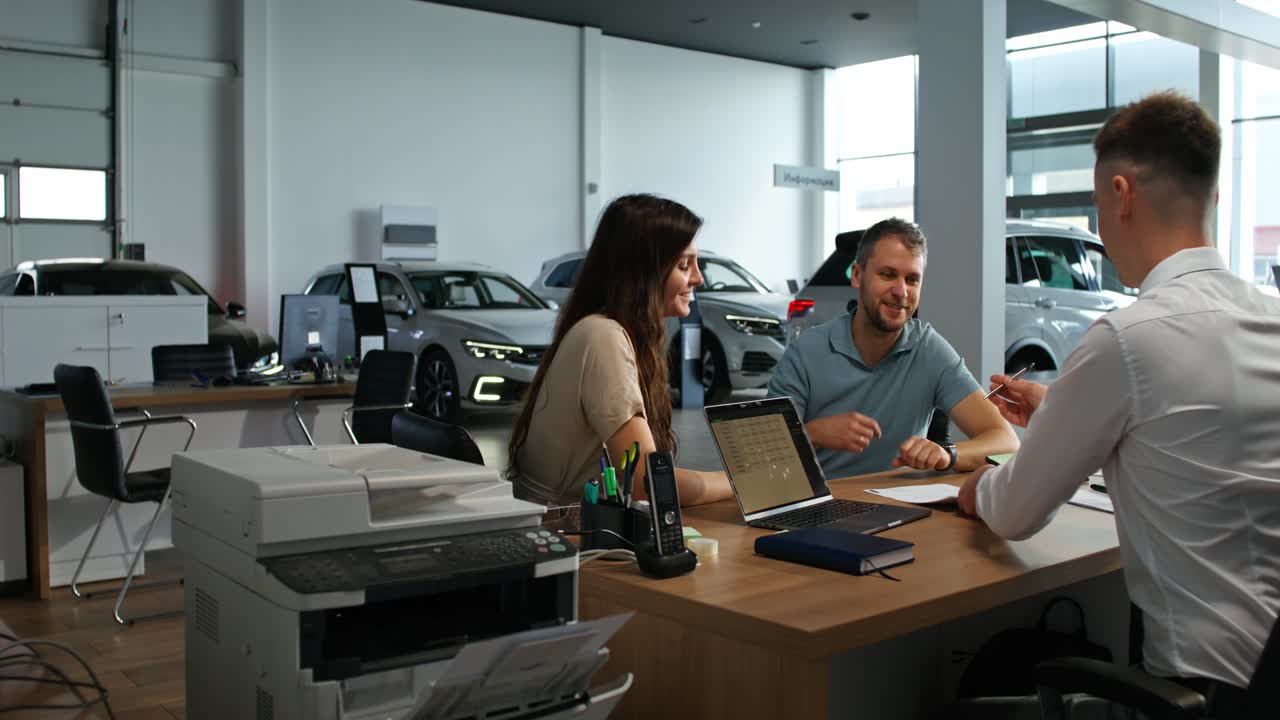 reunión de clientes de concesionarios de automóviles