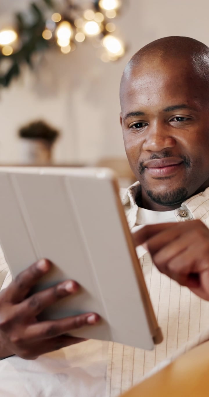 Mand der bruger tablet derhjemme