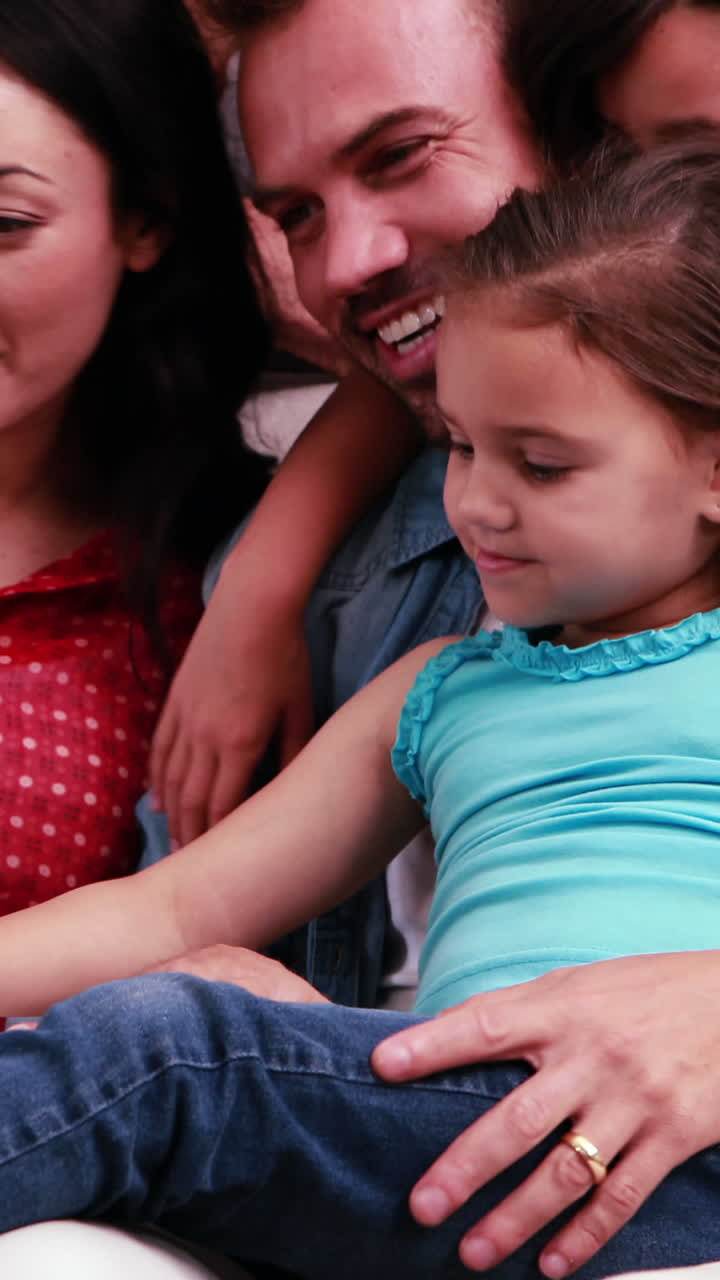 Famiglia felice che fa una videochiamata sul laptop