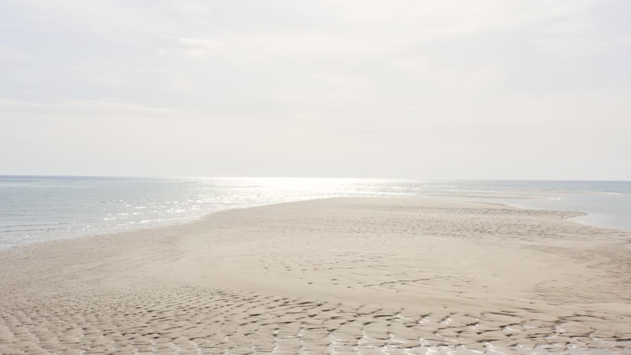 이탈리아의 컬라트라 파로 섬의 모래 해변의 드론 뷰