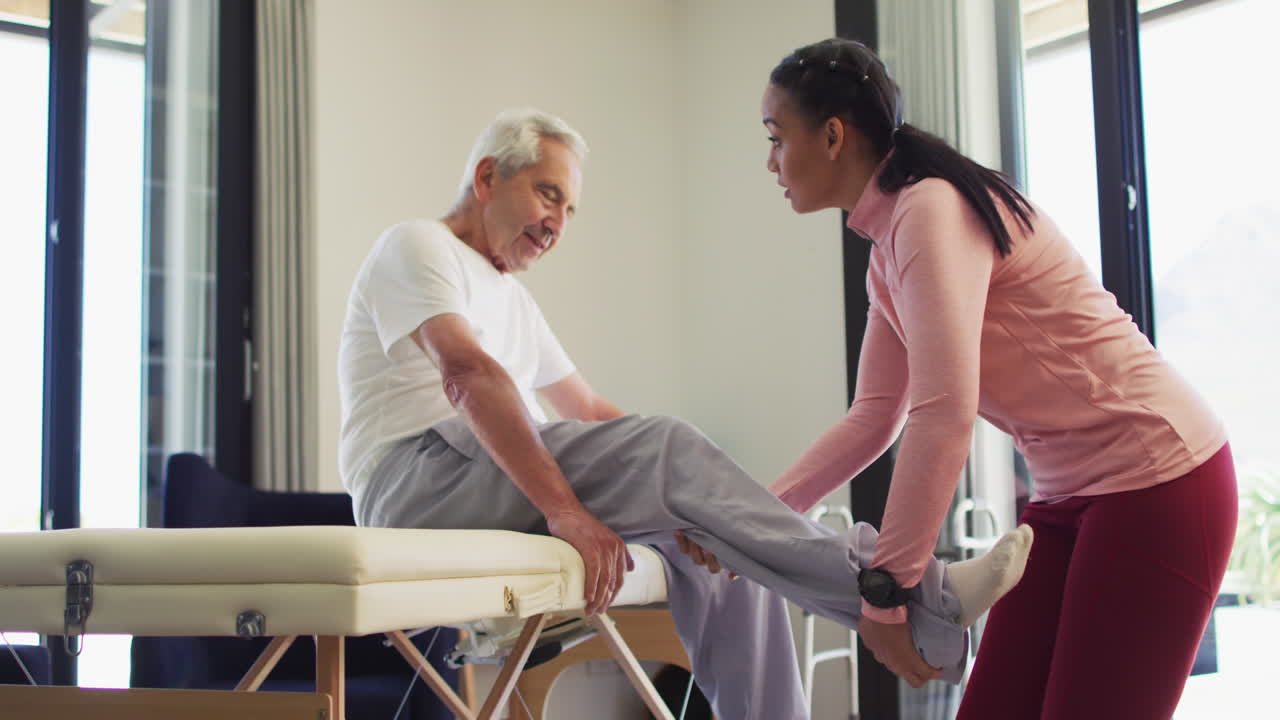 두 인종의 여성 물리치료사가 백인 노인 남성을 검사하는 비디오