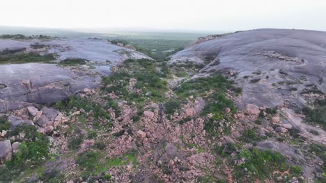 el país montañoso de texas está salpicado de cúpulas y montañas compuestas de granito rosado.
