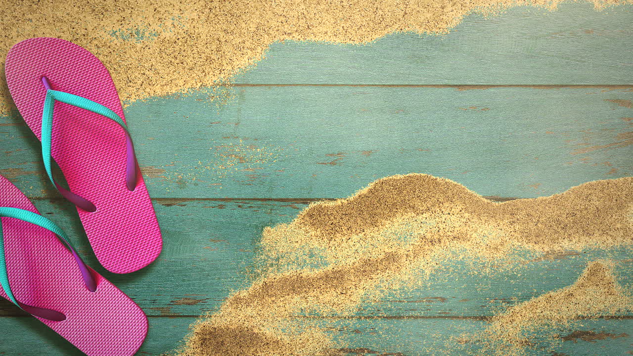 나무에 샌들과 근접 촬영 모래 해변