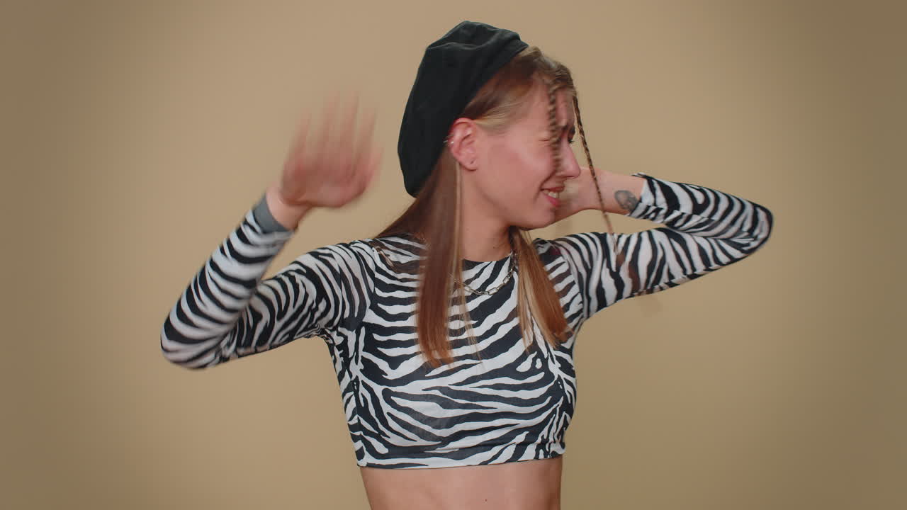 좌절 된 짜증 난 소녀 귀 를 가리키고, "아니오"라고 표시 하고, 조언 을 피 하고, 소음 을 무시 하고, 큰 목소리 를 내는 것