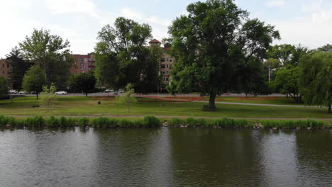 drone bajo sobre el lago en new rochelle